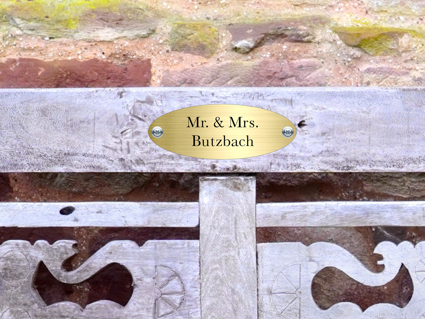 Personalisiertes Schild mit Gravur "Lieblingsplatz" auf einer Holz-Gartenbank