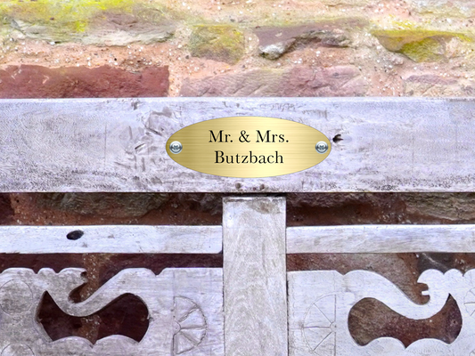 Personalisiertes Schild mit Gravur "Lieblingsplatz" auf einer Holz-Gartenbank