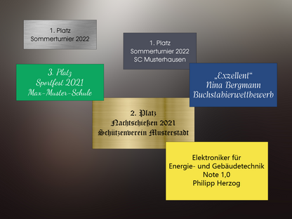 Pokalschilder in verschiedenen Größen und Farben mit Gravur personalisiert