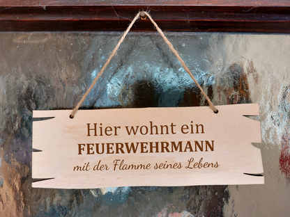 Türschild "Hier wohnt ein Feuerwehrmann mit der Flamme seines Lebens" aus Holz