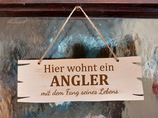 Türschild "Hier wohnt ein Angler mit dem Fang seines Lebens" aus Holz